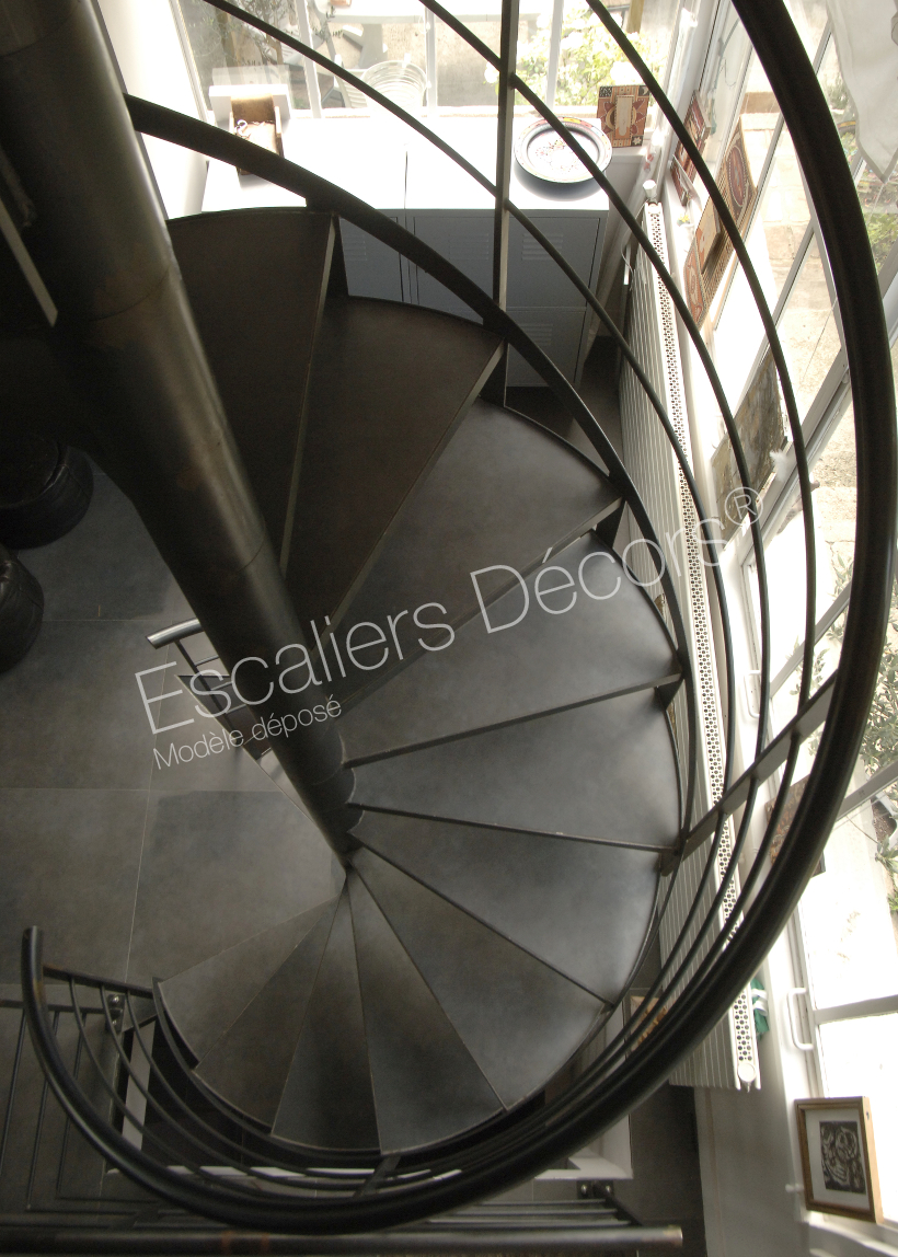 Photo DH46 - SPIR'DÉCO® Caisson. Escalier en colimaçon en acier et béton ciré installé dans un intérieur à l'esprit industriel. Vue 2